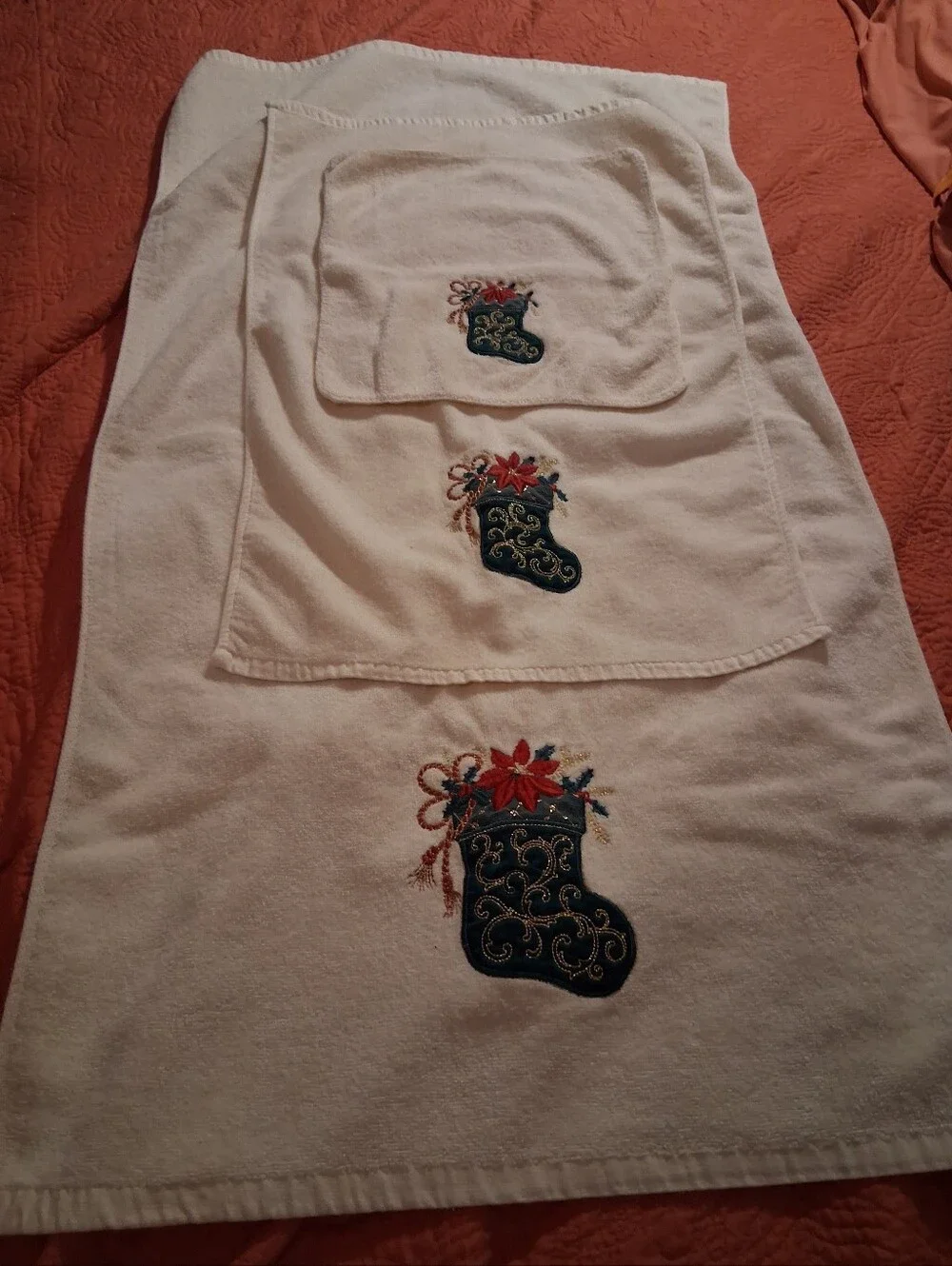 3pc White Christmas Stocking Bathroom Towel Set.